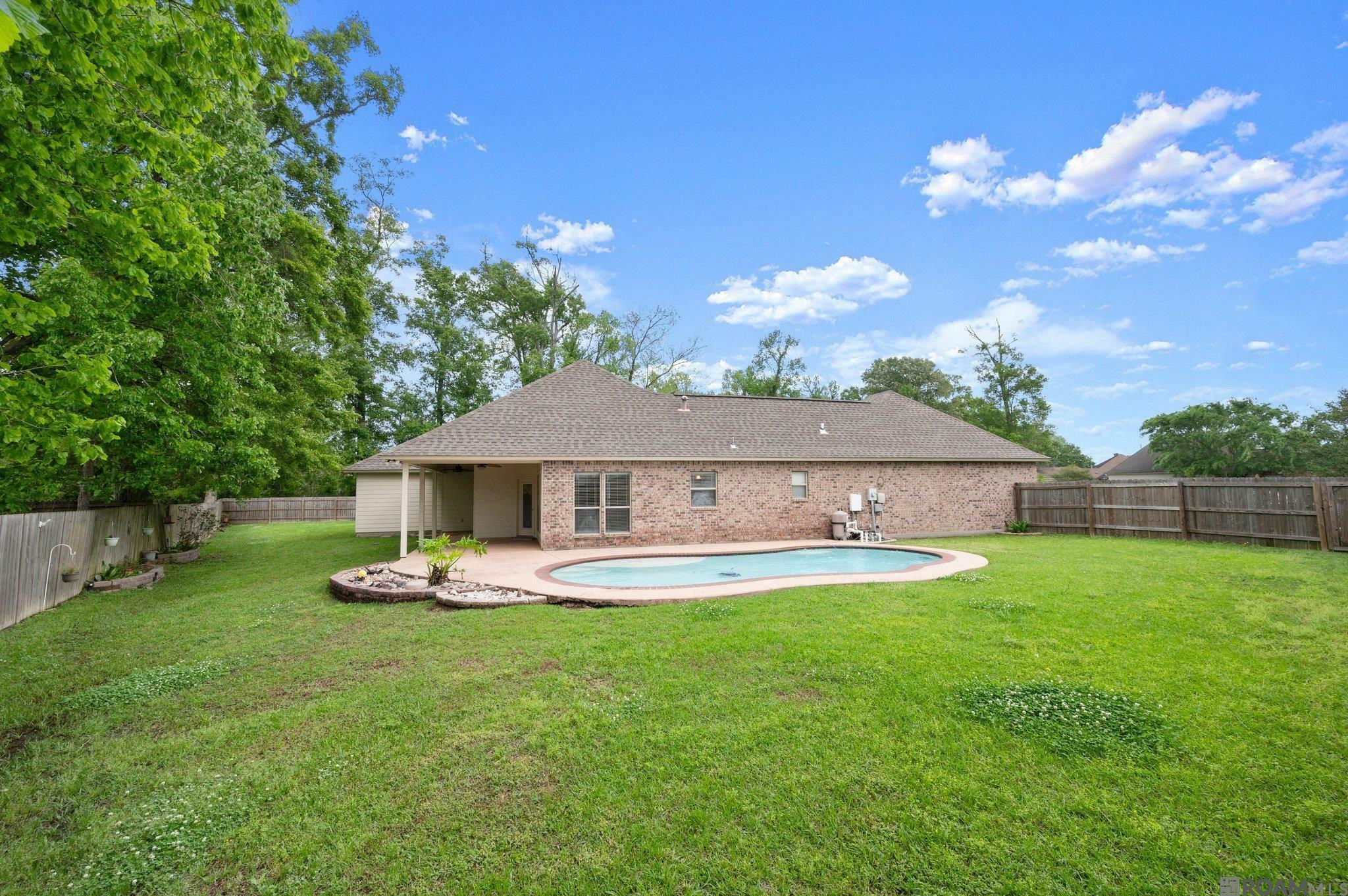 Property Photo: 13245 Oak Knoll Dr LA 70734
