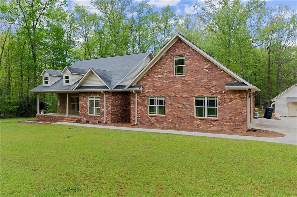 Property Photo: 204 Rollingwood Circle NW GA 30165
