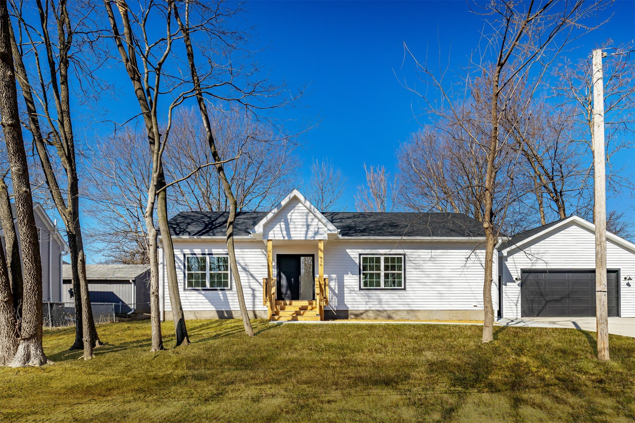 Property Photo: 926 23rd Place IA 50312