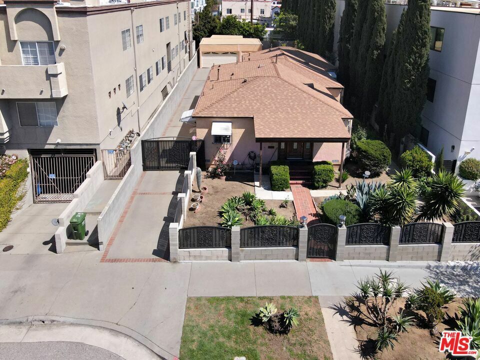 Property Photo: 844 N Poinsettia Place CA 90046