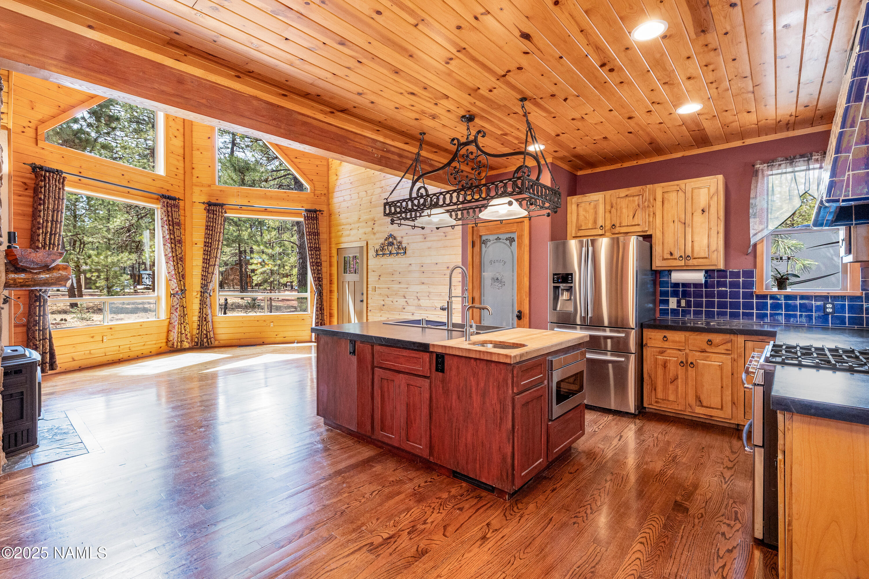 Property Photo: 7891 E Knighthood Lane AZ 86046