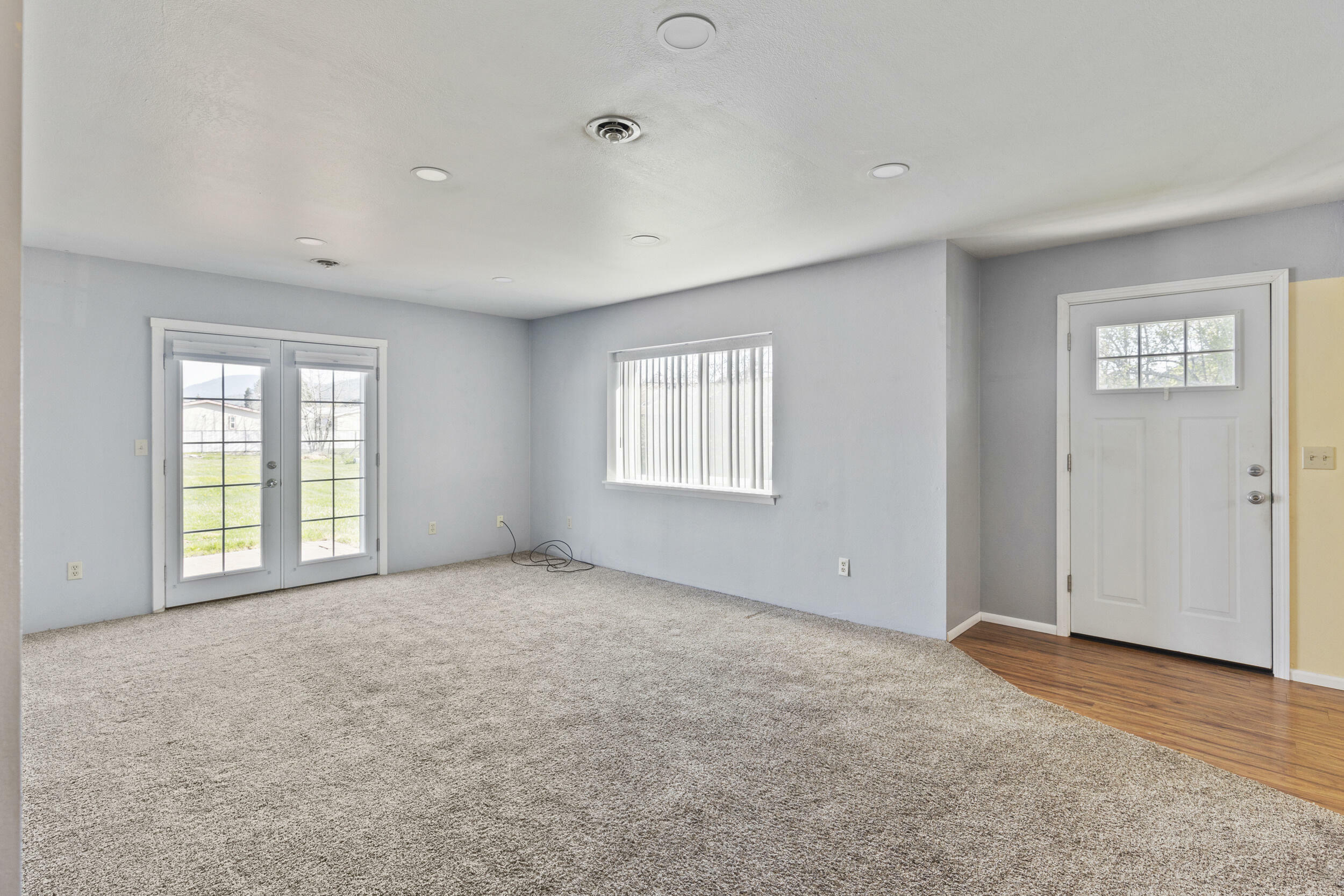 Property Photo: 2368 Redwood Avenue OR 97527