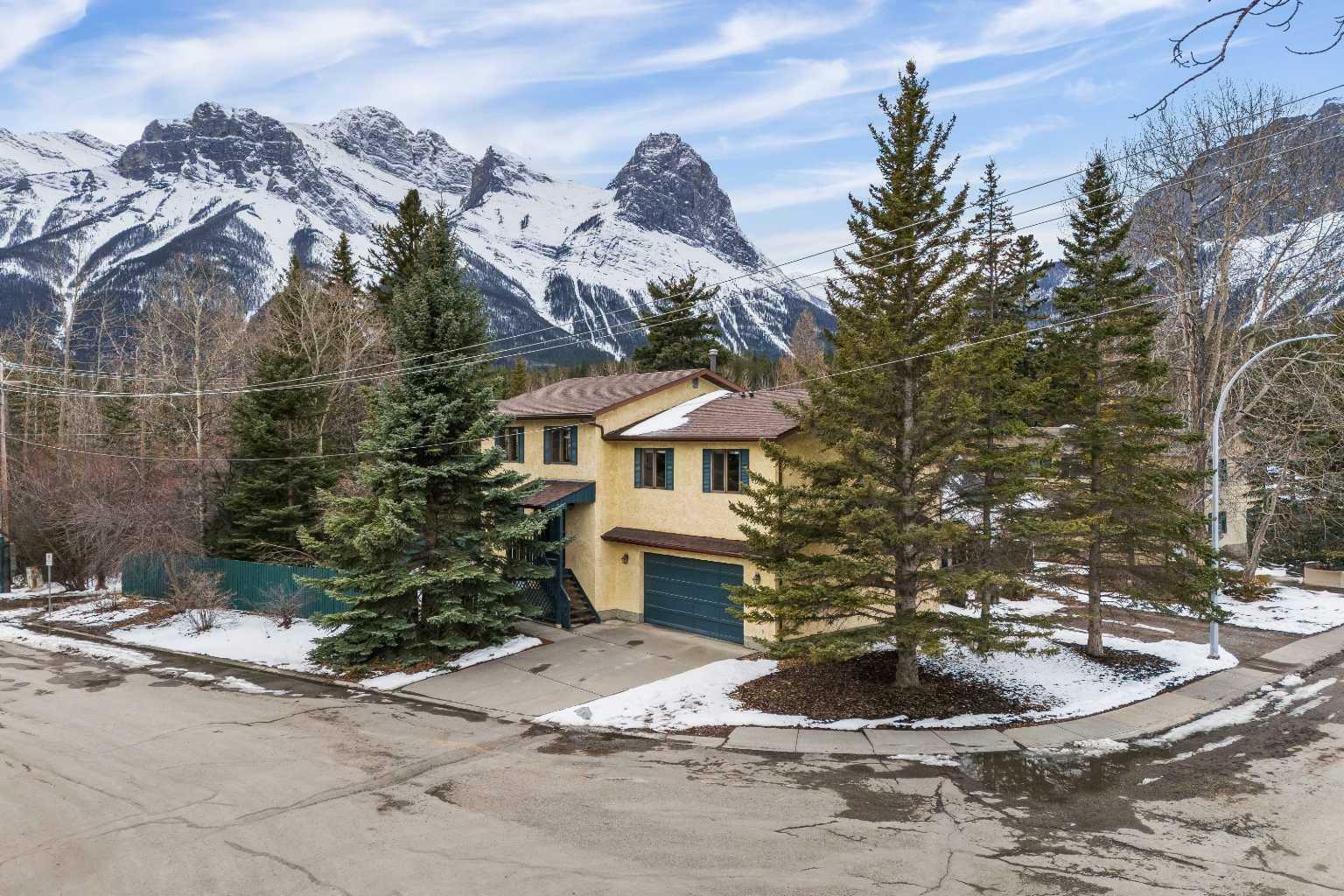 Property Photo: 1 Riverview Place AB T1W 2B9