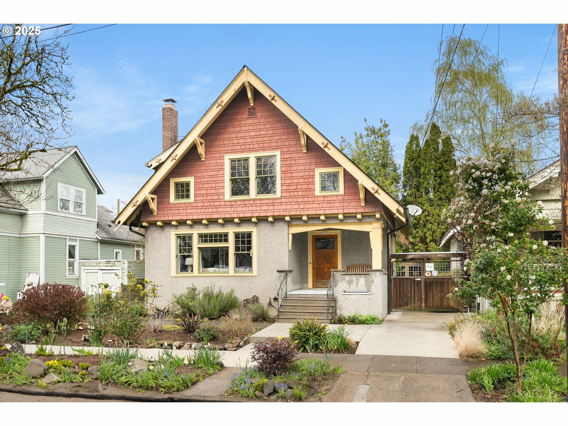 Property Photo: 3915 SE Ivon St OR 97202