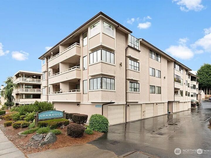 Property Photo:  1113  5th Avenue S 303  WA 98020 