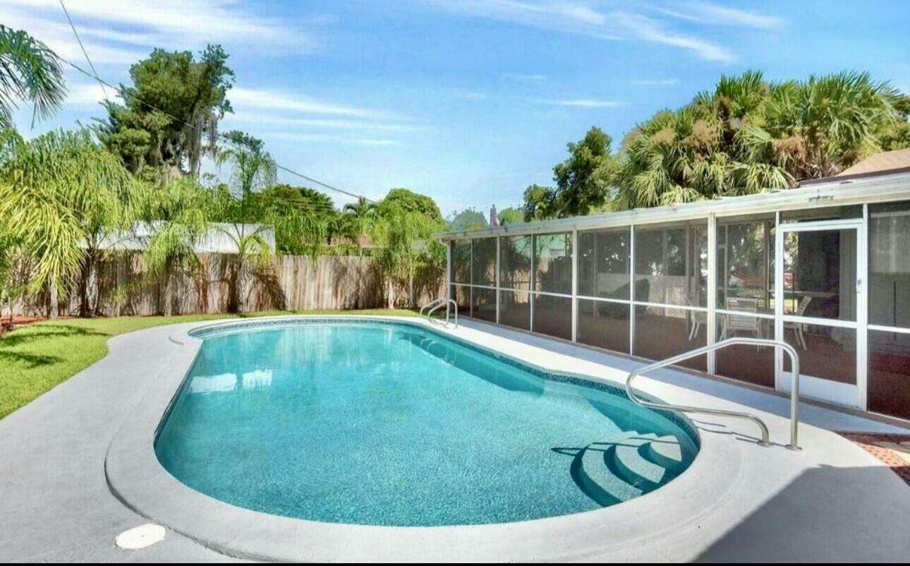 Property Photo: 1123 Oak Street FL 33405