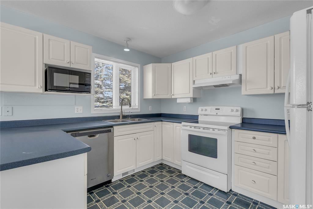 Property Photo: 1012 Poplar Crescent SK S0K 4R0