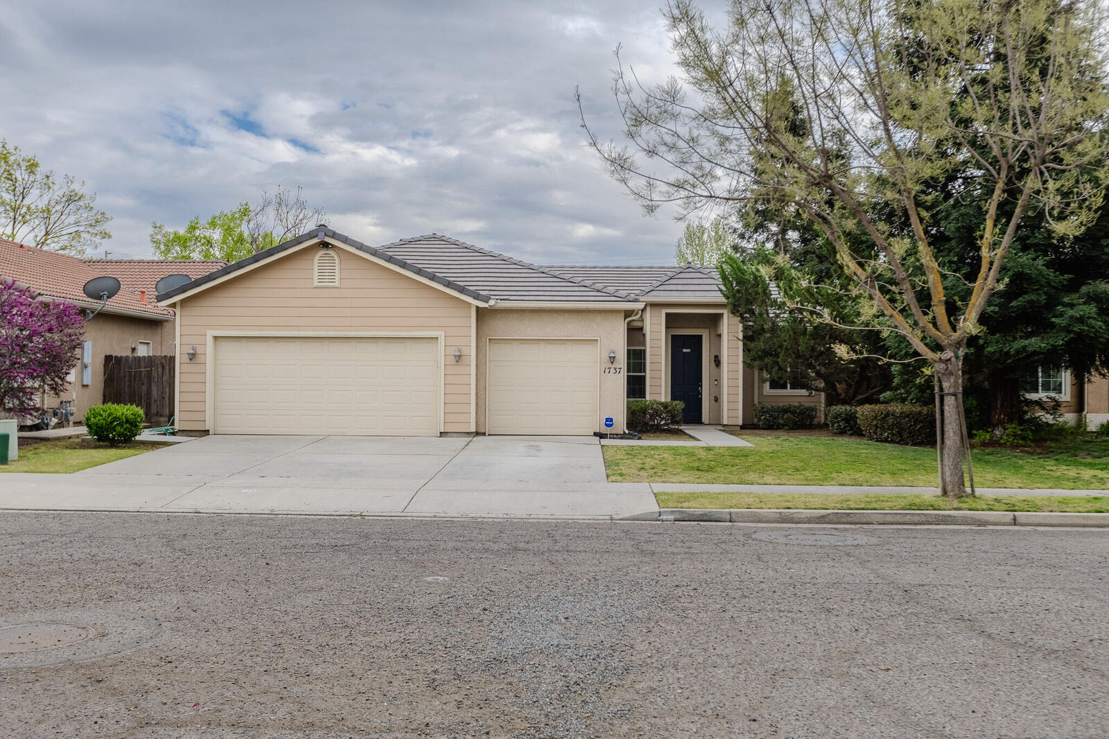 Property Photo: 1737 Arneis Avenue CA 93274