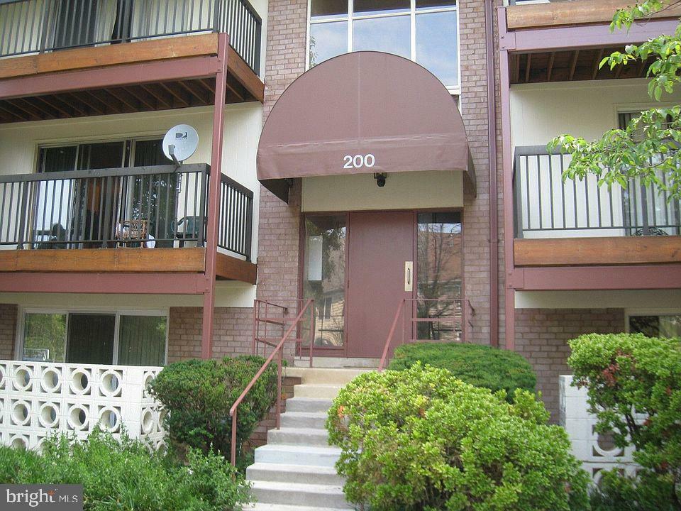 Property Photo: 200 Park Terrace Court SE 9 VA 22180