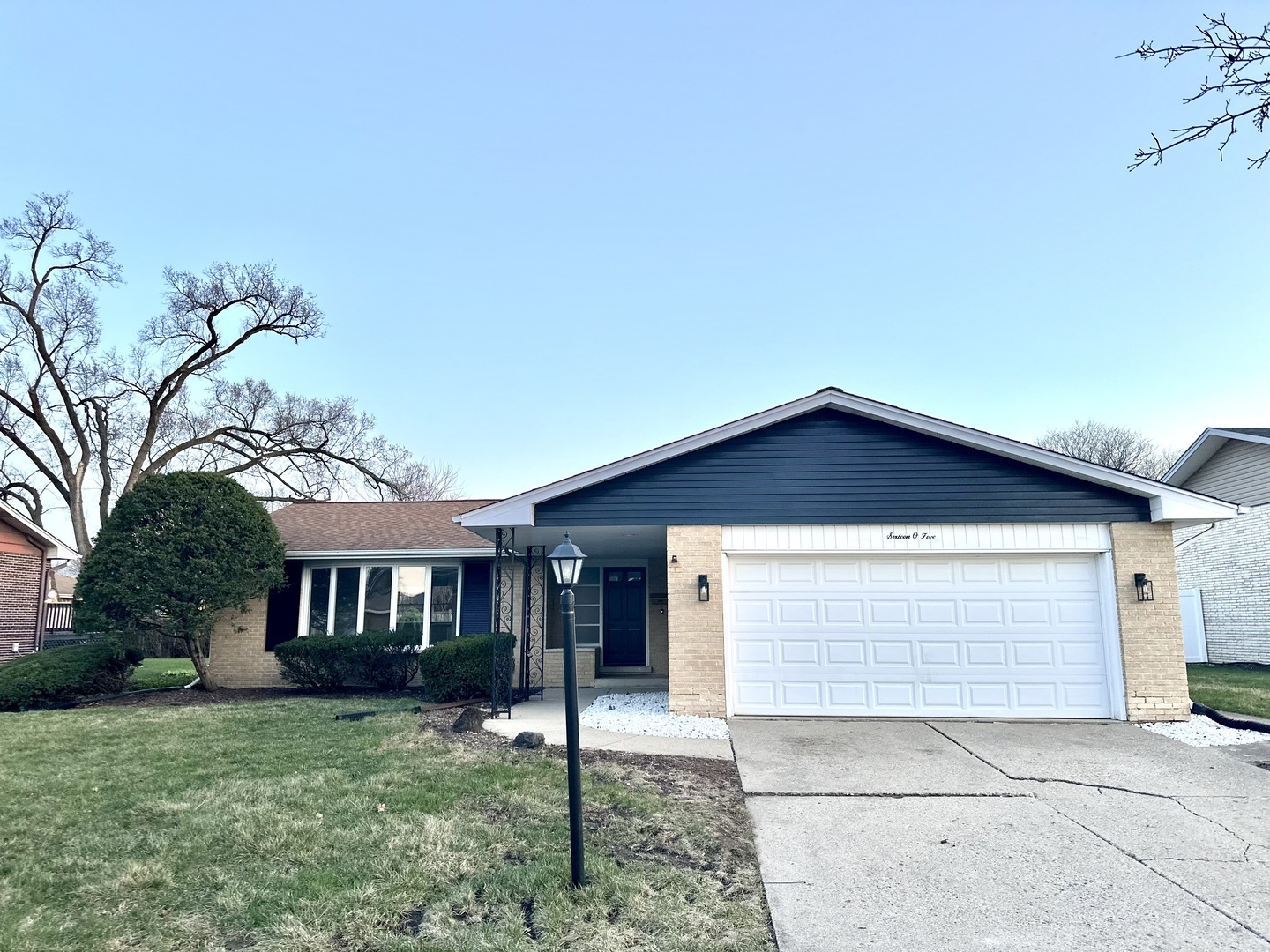 Property Photo: 1605 E Cedar Lane IL 60056