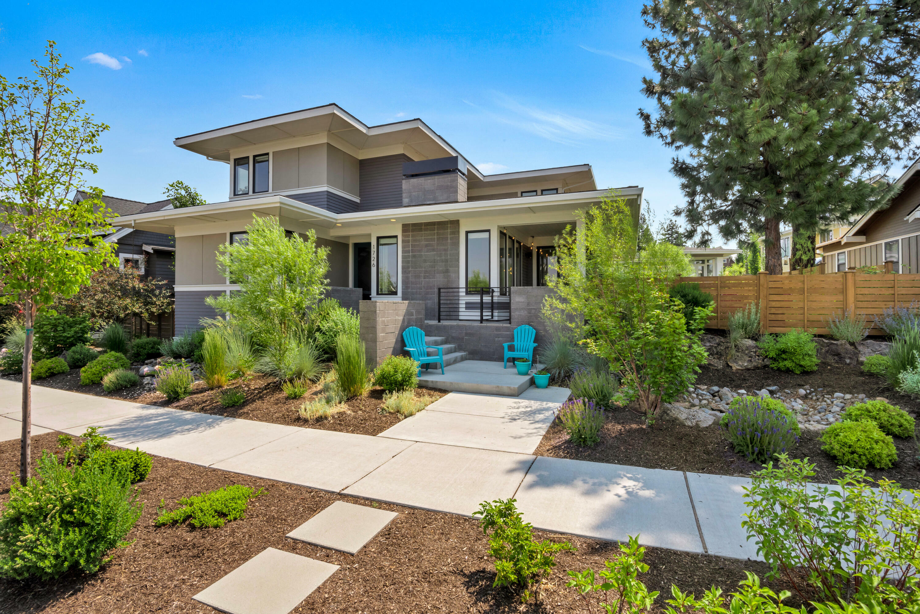 Property Photo: 1726 NW Fields Street OR 97703