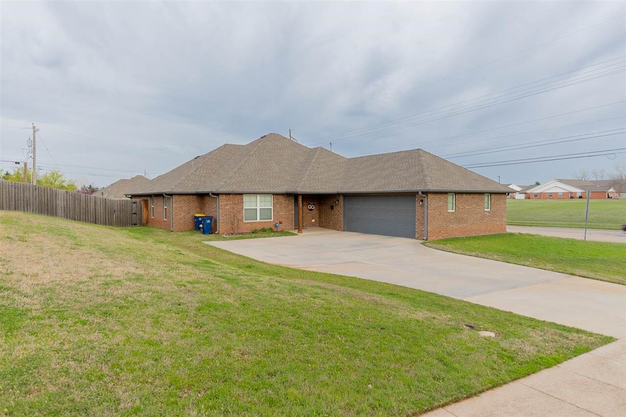 Property Photo: 724 N Stallard Street OK 74075-0000