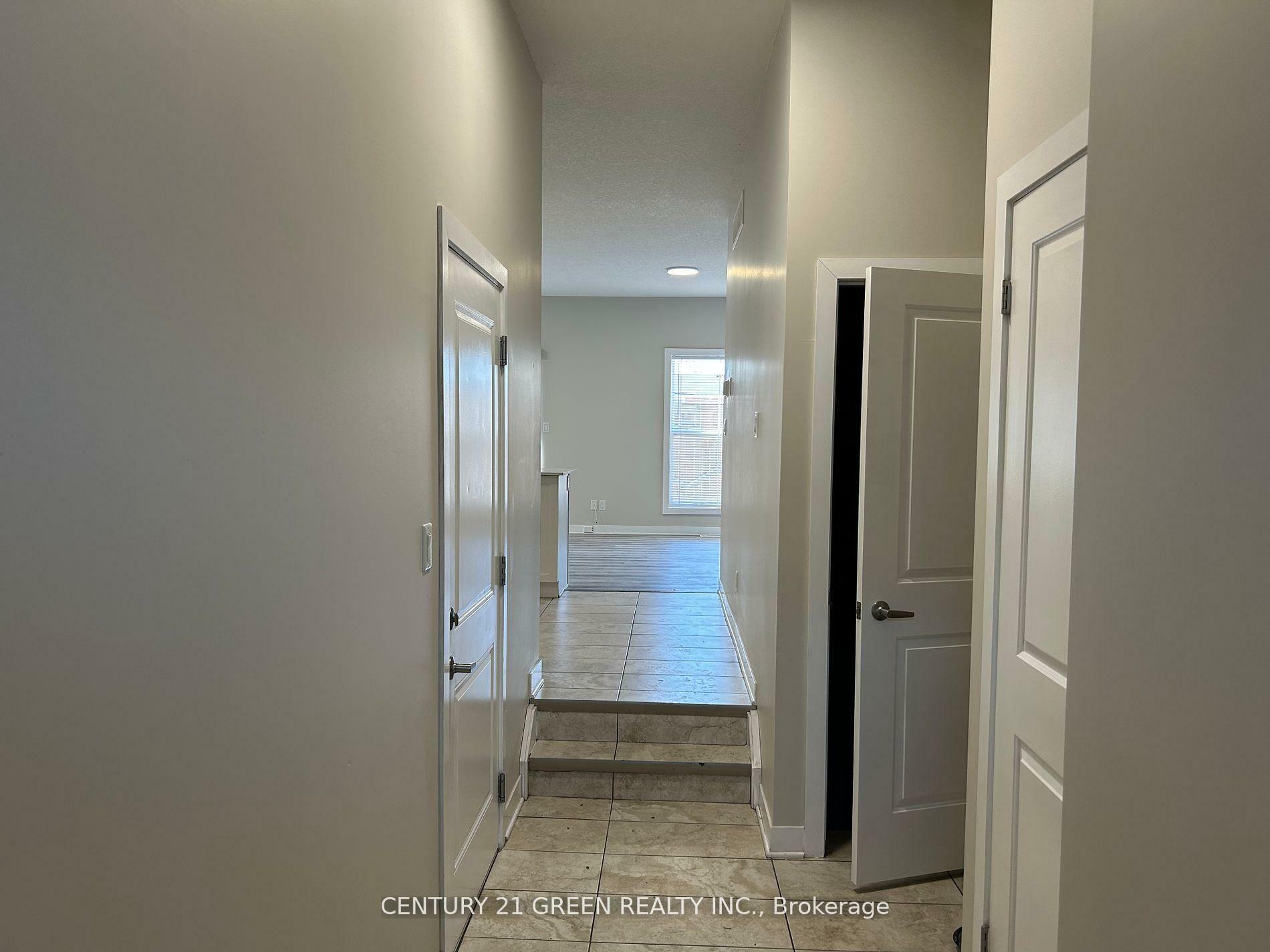 Photo de la propriété: 439 Athlone Avenue A3 ON N4V 0C8