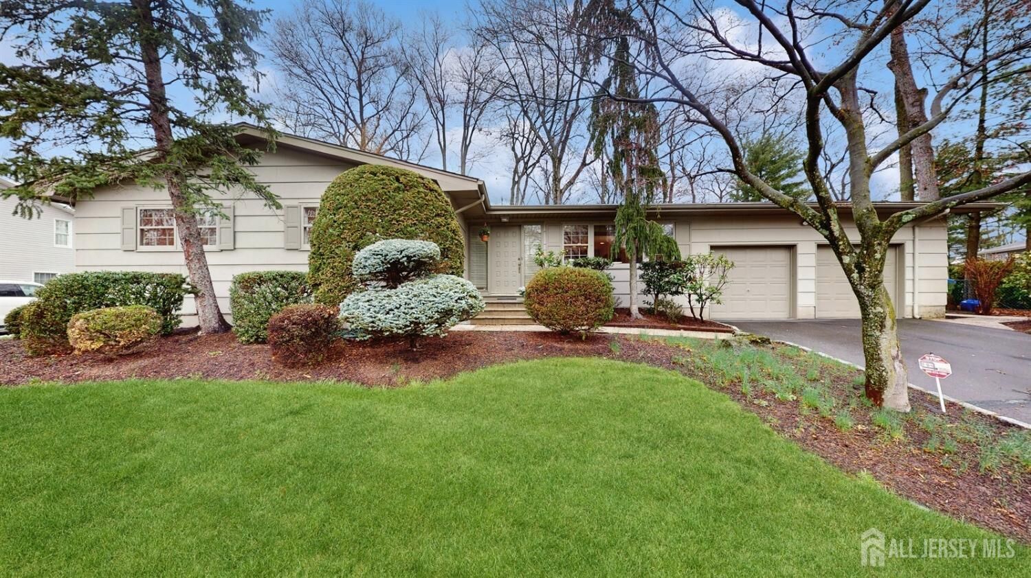Property Photo:  4 Whitewood Road  NJ 08820 