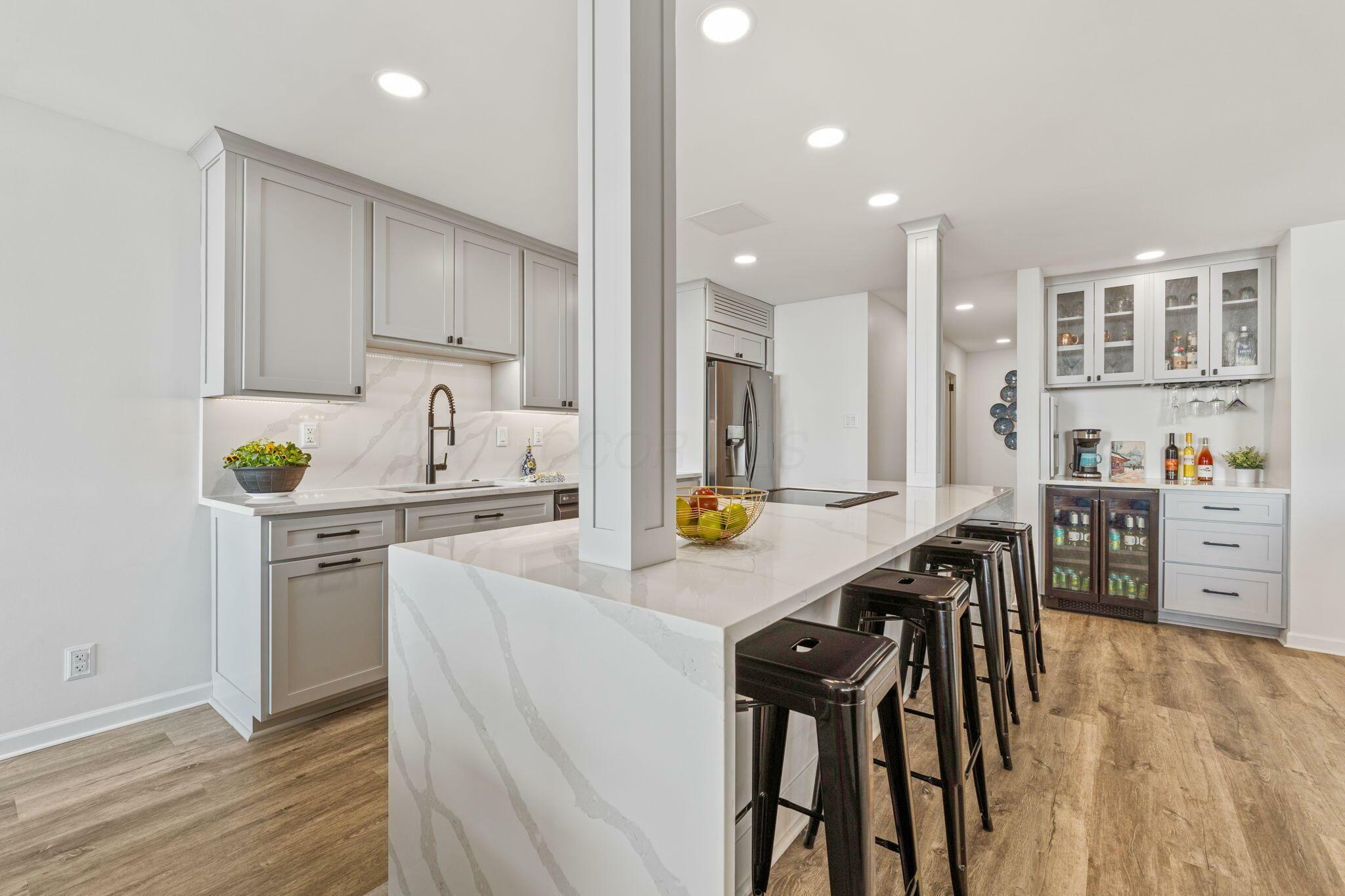 Property Photo: 1000 Urlin Avenue OH 43212