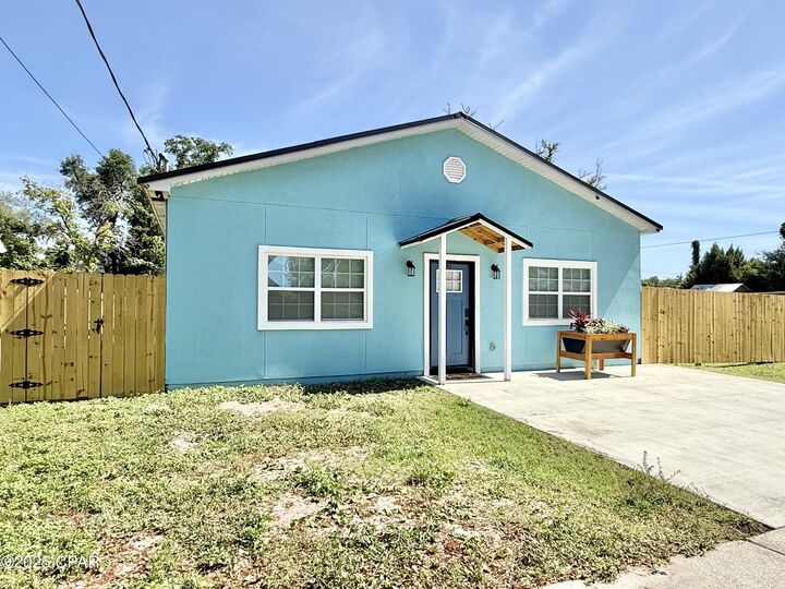 Property Photo:  1409 E 6th Court  FL 32401 