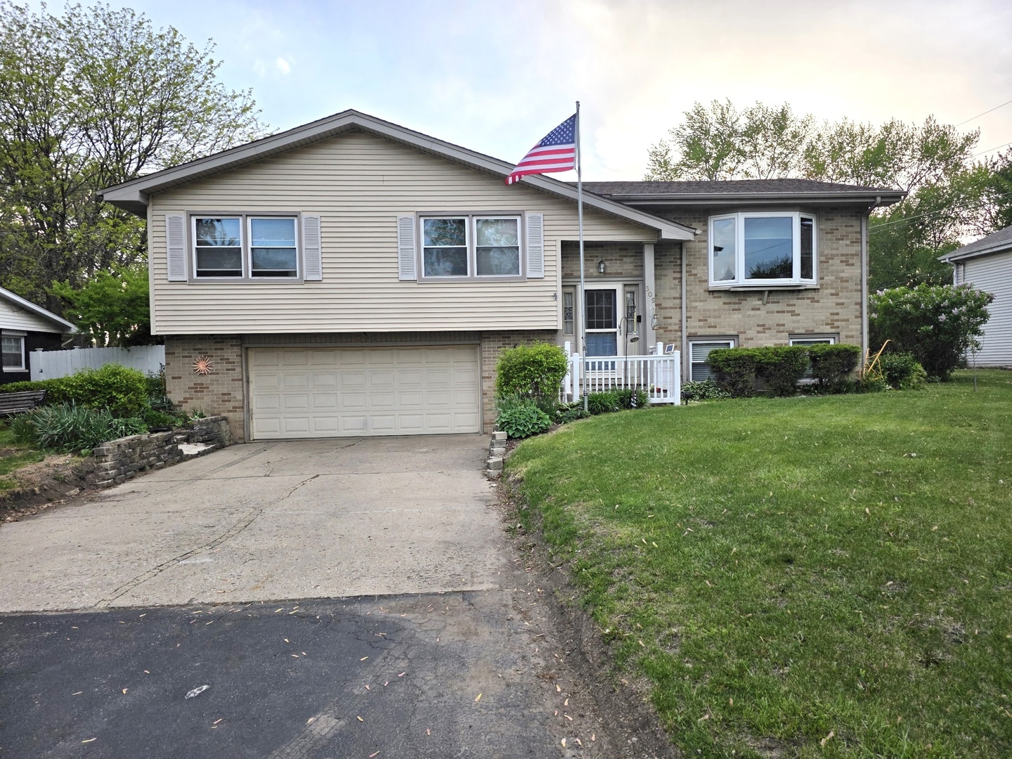 305 Arrowhead Drive  Shorewood IL 60404 photo
