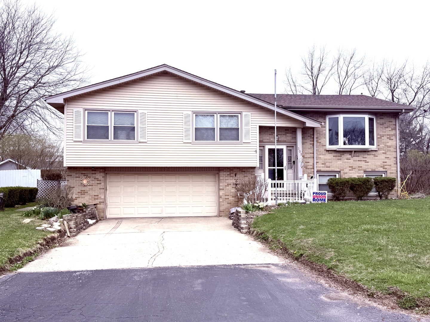 Property Photo:  305 Arrowhead Drive  IL 60404 