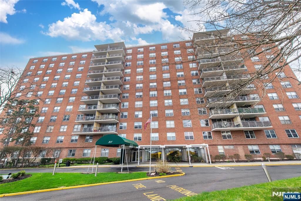 Property Photo:  301 Beech Street 9B  NJ 07601 