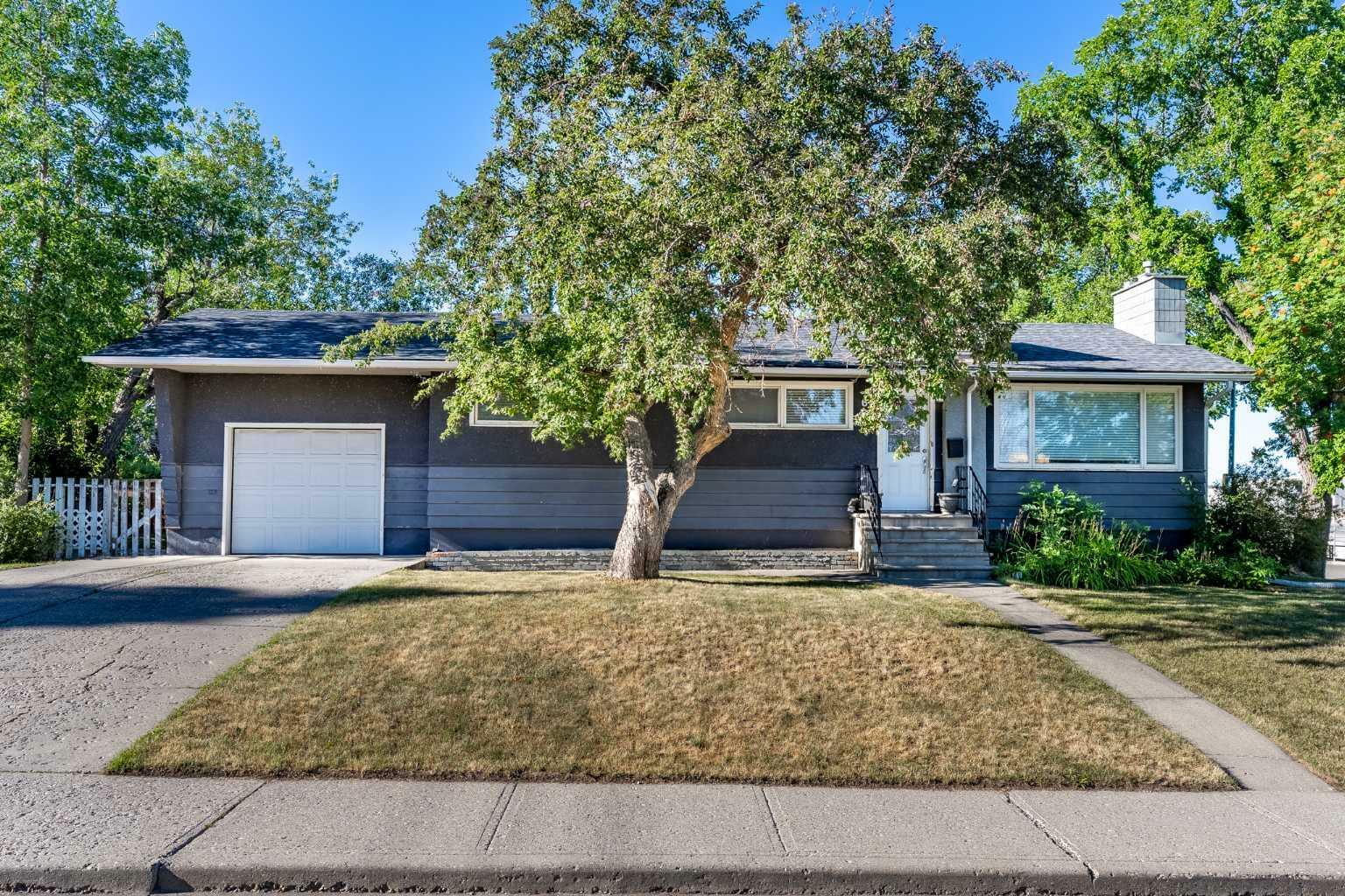 Property Photo: 604 61 Avenue SW AB T2V 0J3