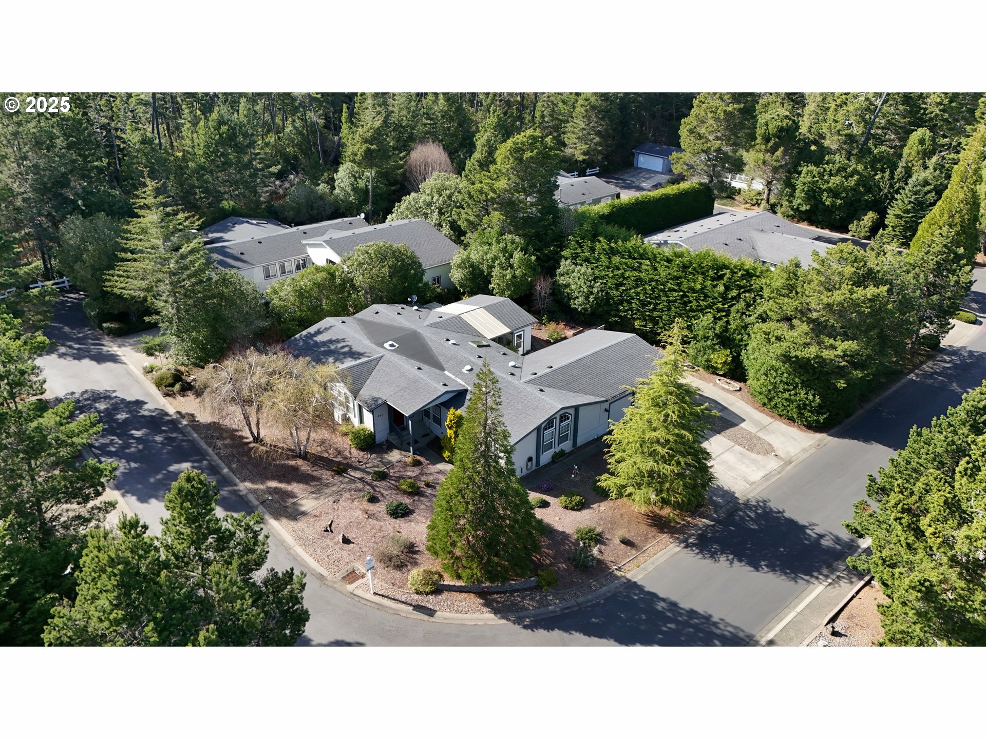 Property Photo: 457 Sherwood Loop OR 97439
