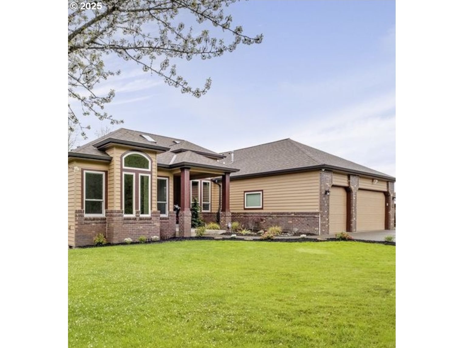 Property Photo:  610 NE Sundance Ct  OR 97124 