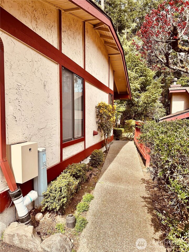 Property Photo:  31725  47th Lane SW B  WA 98023 