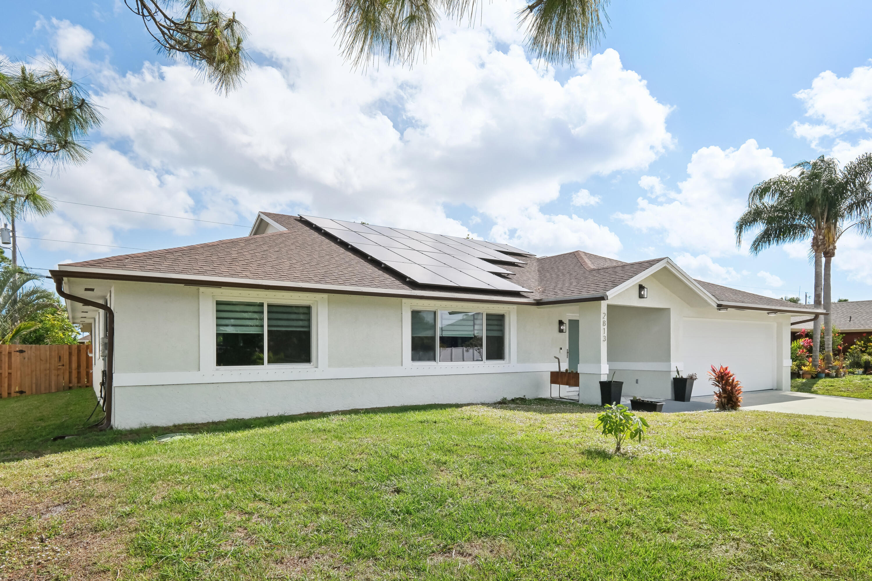 Property Photo: 2813 SE Eagle Drive FL 34984