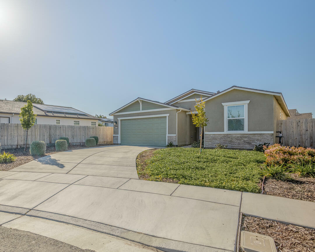 Property Photo: 1705 E Mesa Court CA 93292