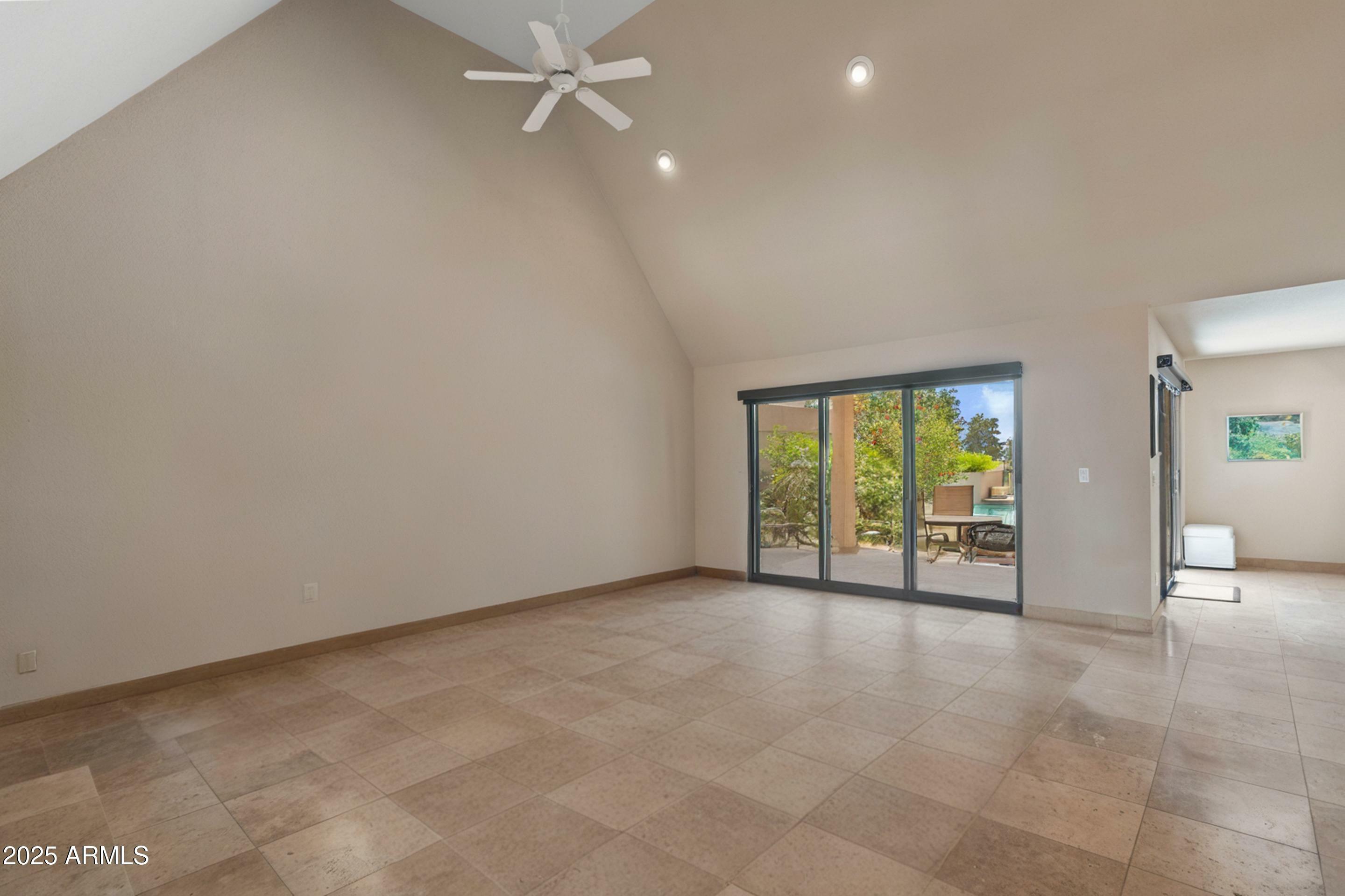 Property Photo: 3033 E Claremont Avenue AZ 85016
