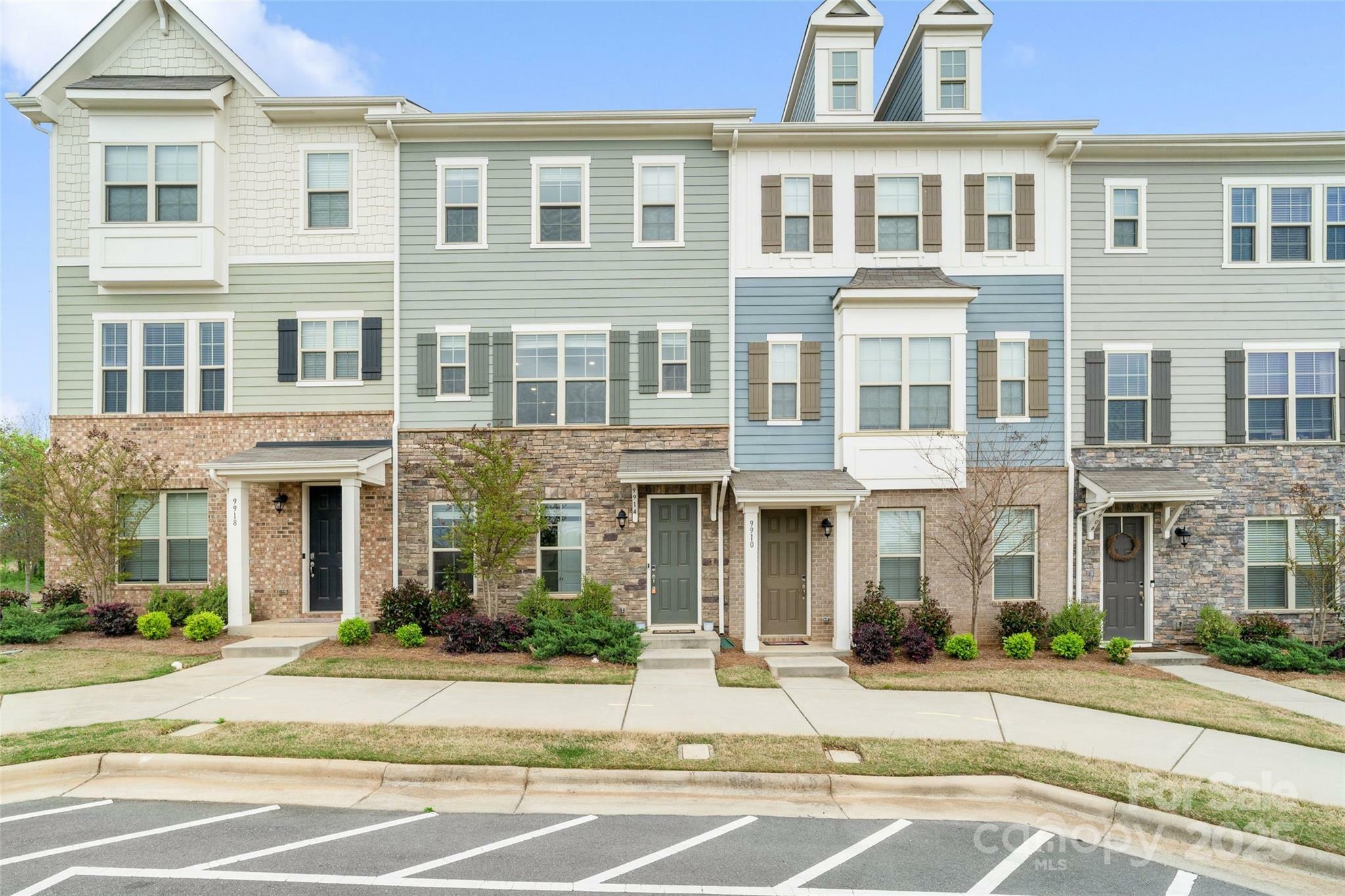 Property Photo: 9914 Ainslie Downs Street NC 28273