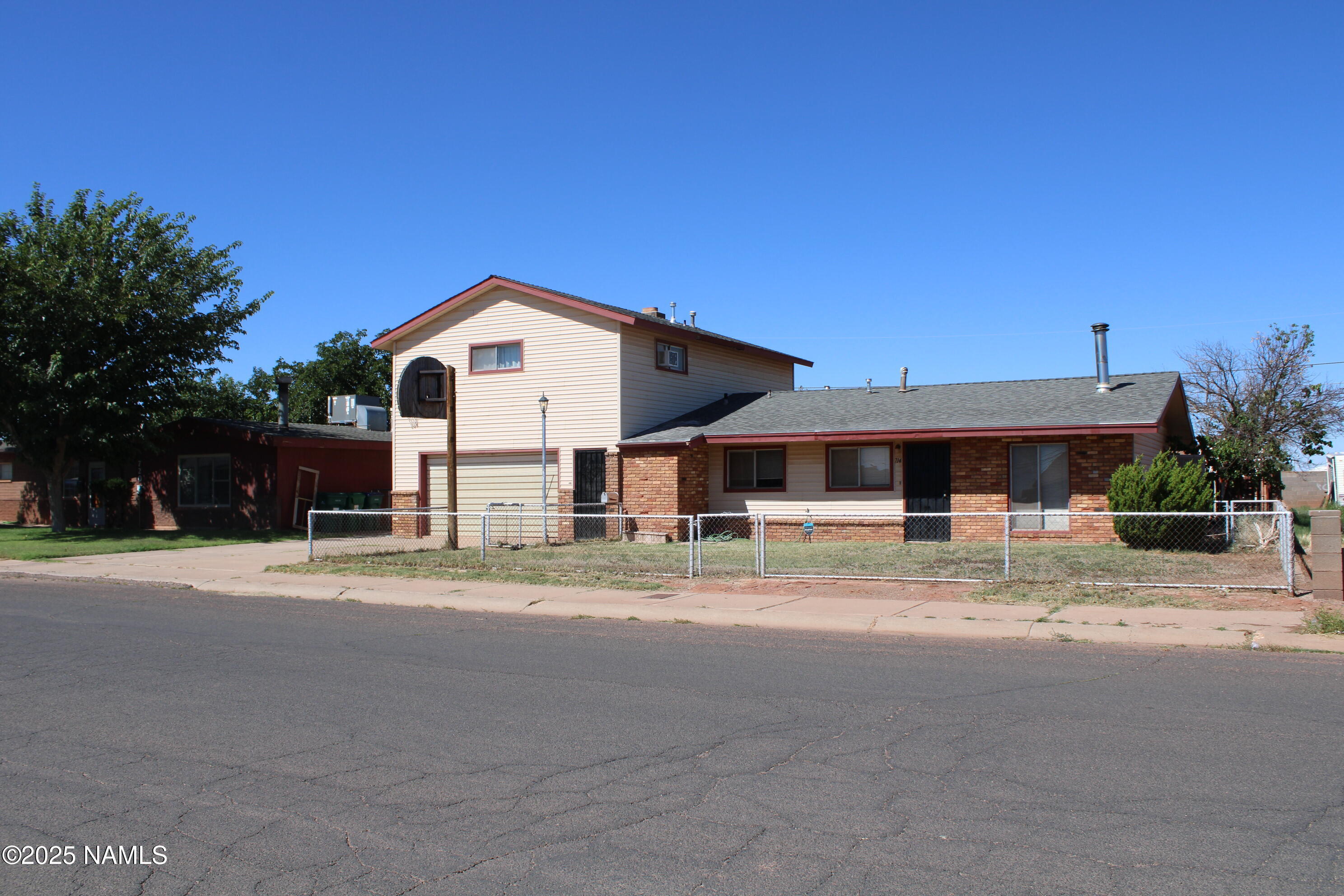 Property Photo: 714 W Hillview Street AZ 86047