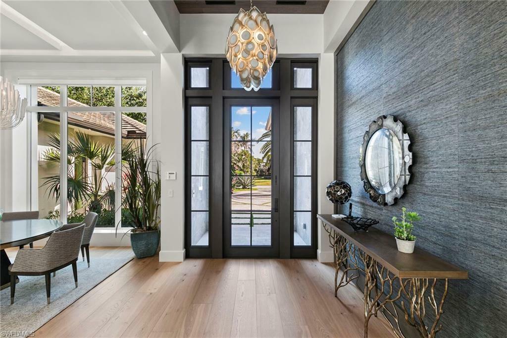 Property Photo: 810 Bentwood Dr FL 34108