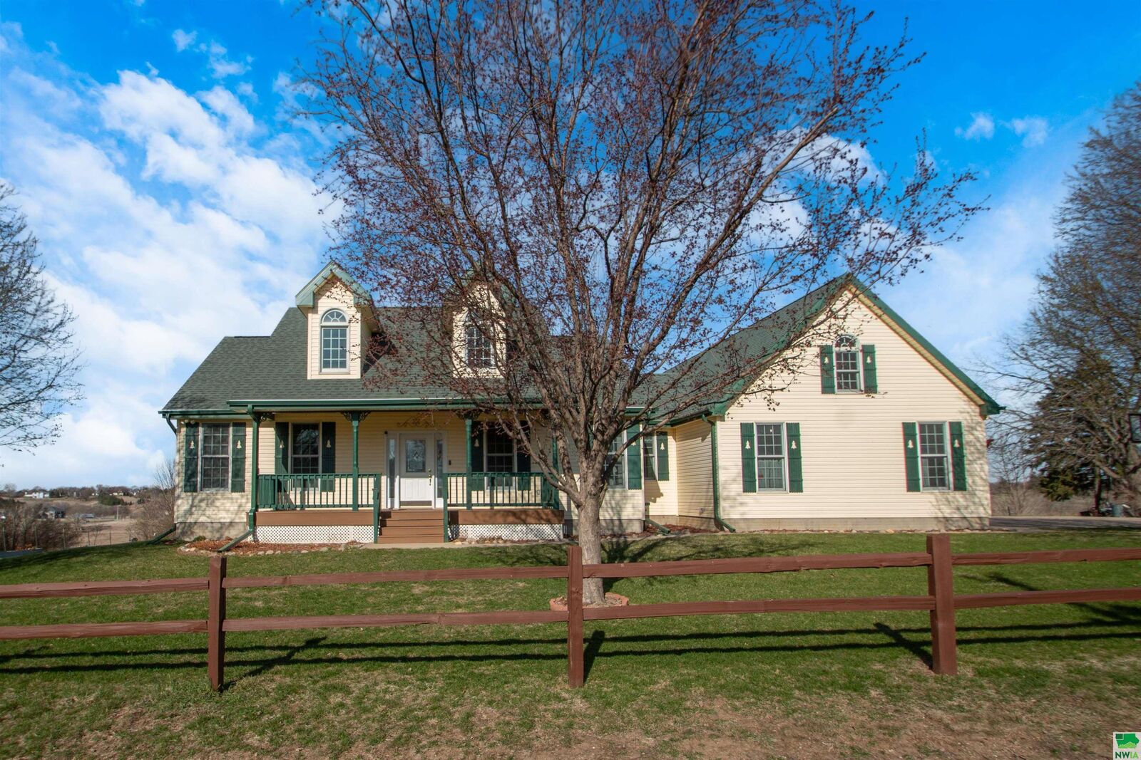 Property Photo: 1746 Hawthorne Ave IA 51106