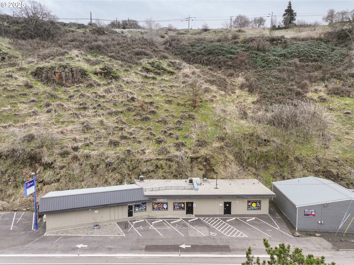 Property Photo:  2718 E 2nd St  OR 97058 