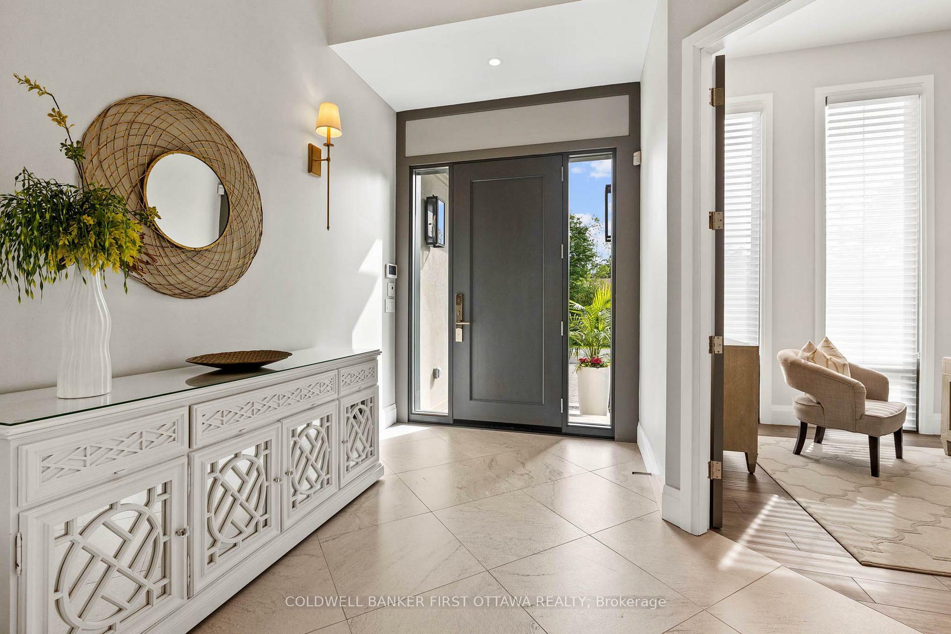 Photo de la propriété: 10 Leaver Avenue ON K2E 5P6