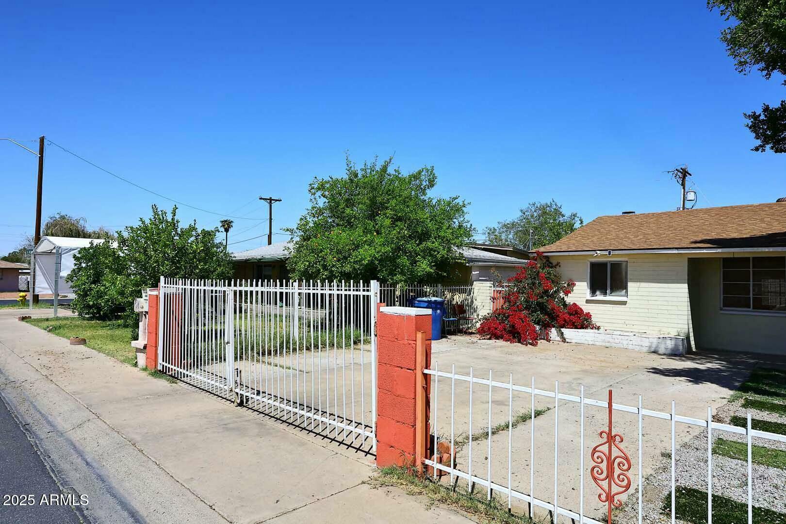 Property Photo:  2614 W Greenway Road  AZ 85282 
