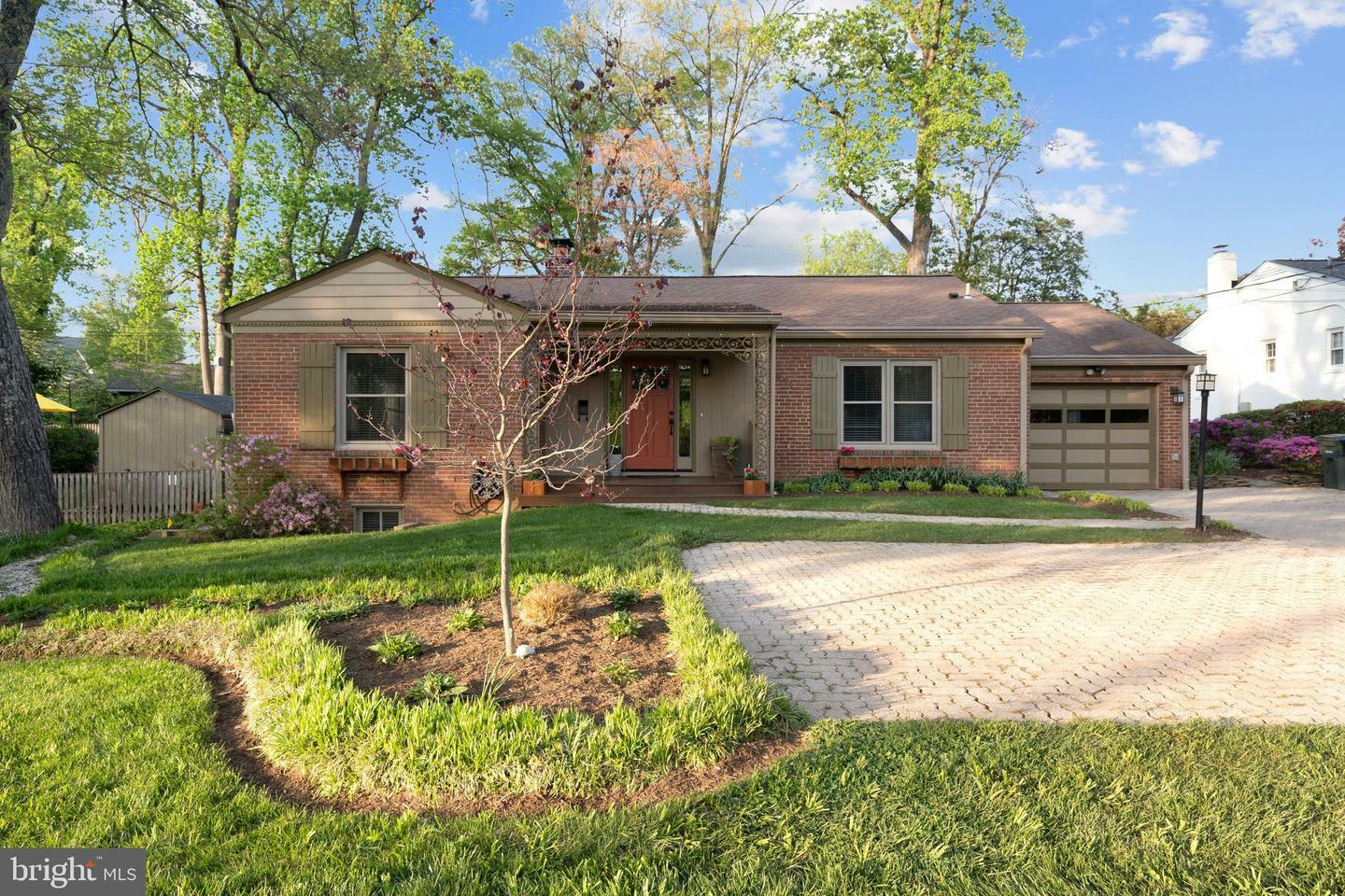Property Photo: 4871 Old Dominion Drive VA 22207
