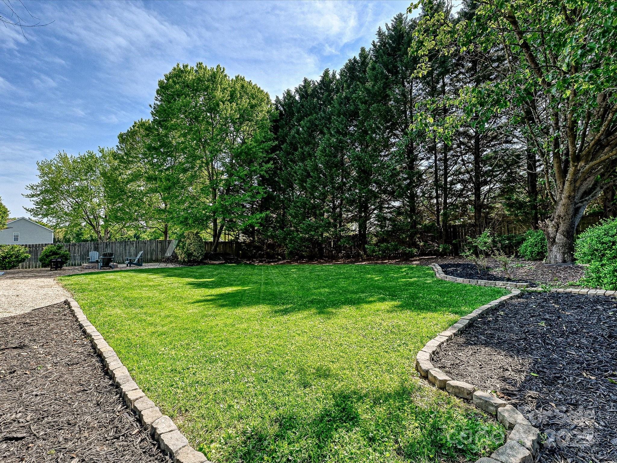 Property Photo: 8140 Laurel Run Drive NC 28269
