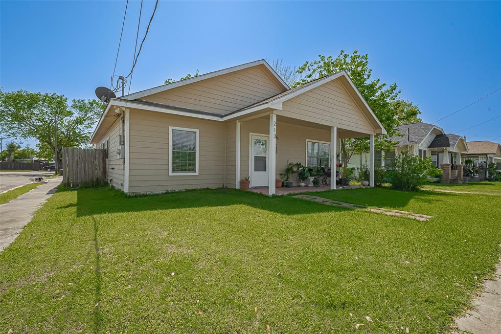 Property Photo: 213 W Murrill Street TX 77520