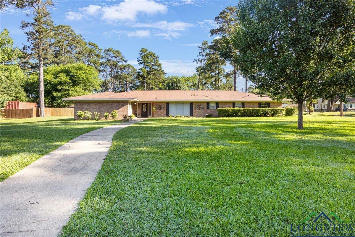 Property Photo: 400 W Perry Pl TX 75633