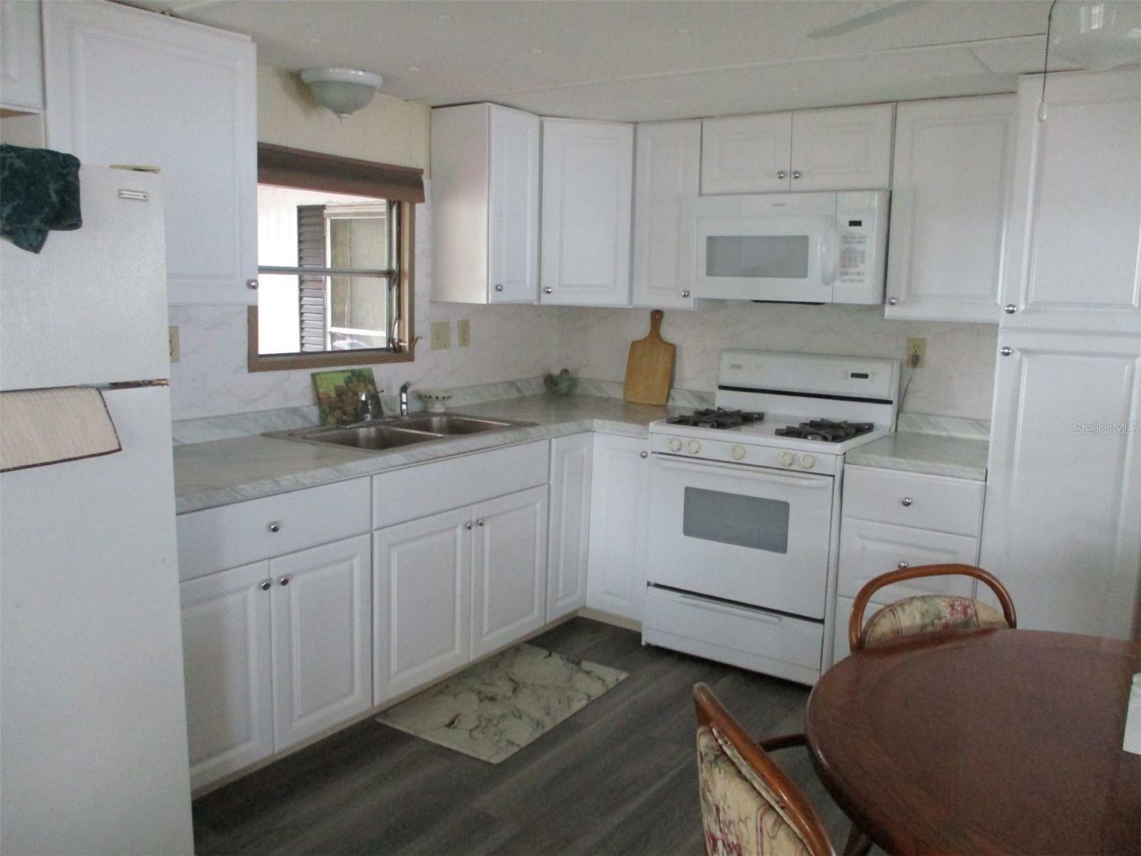 Property Photo: 39253 Longview Avenue FL 33542