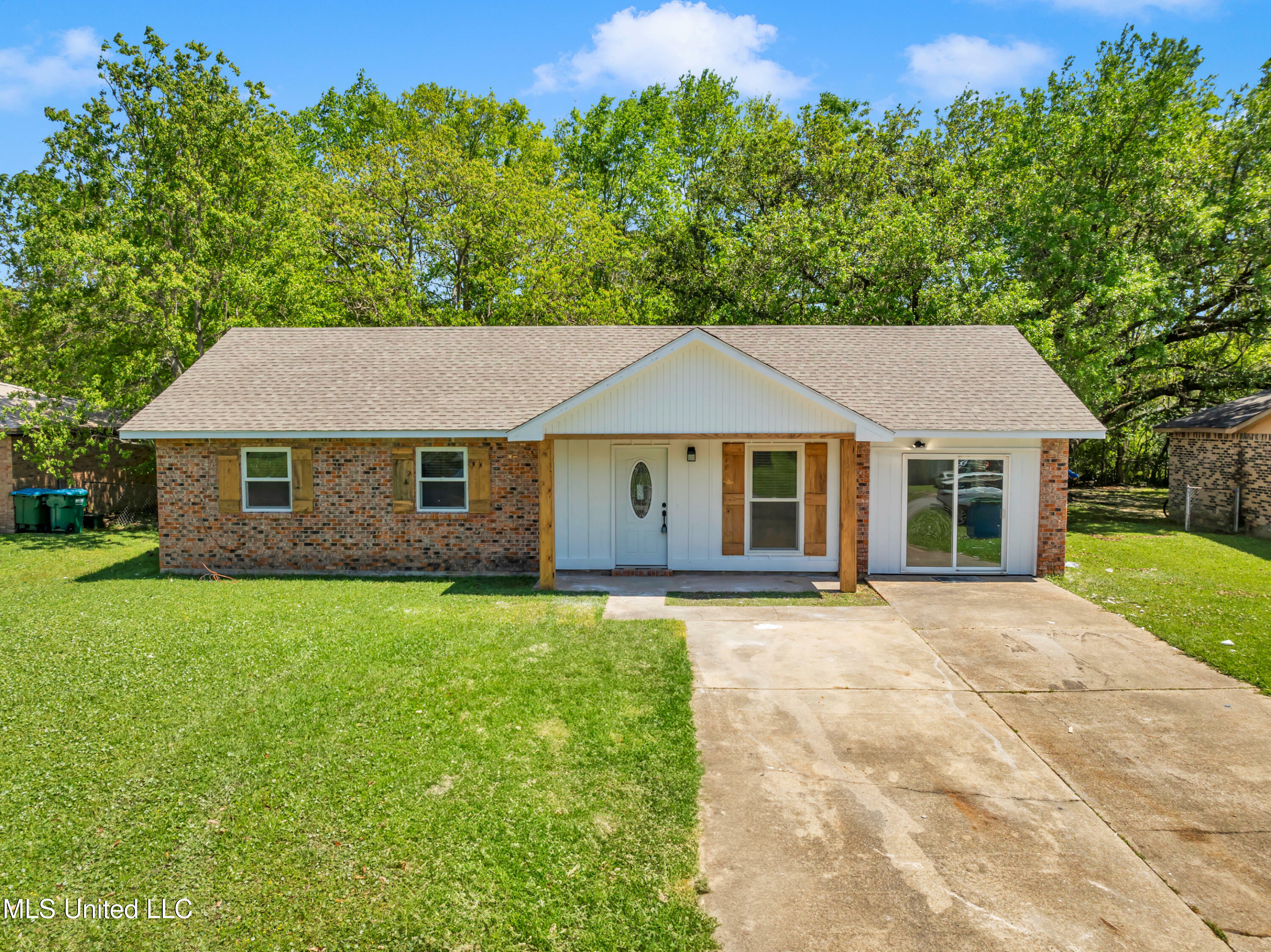 Property Photo: 2136 Shadowwood Circle MS 39553