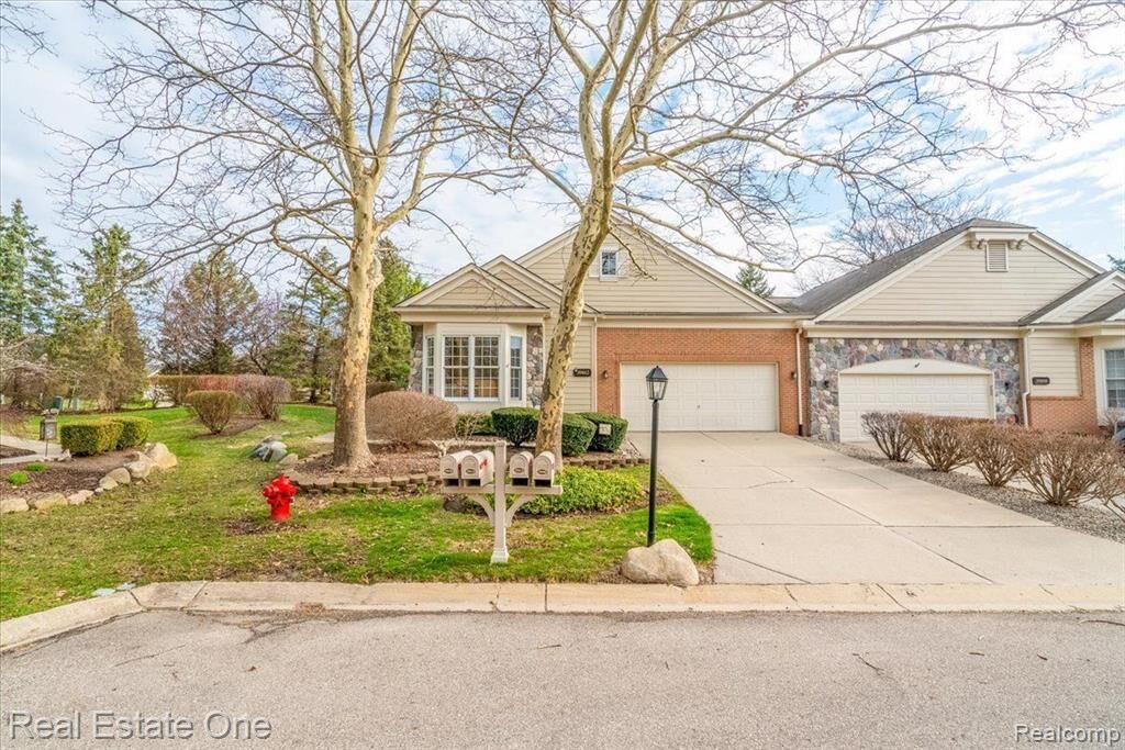 Property Photo:  39612 Greenbrier Court  MI 48168 3488 