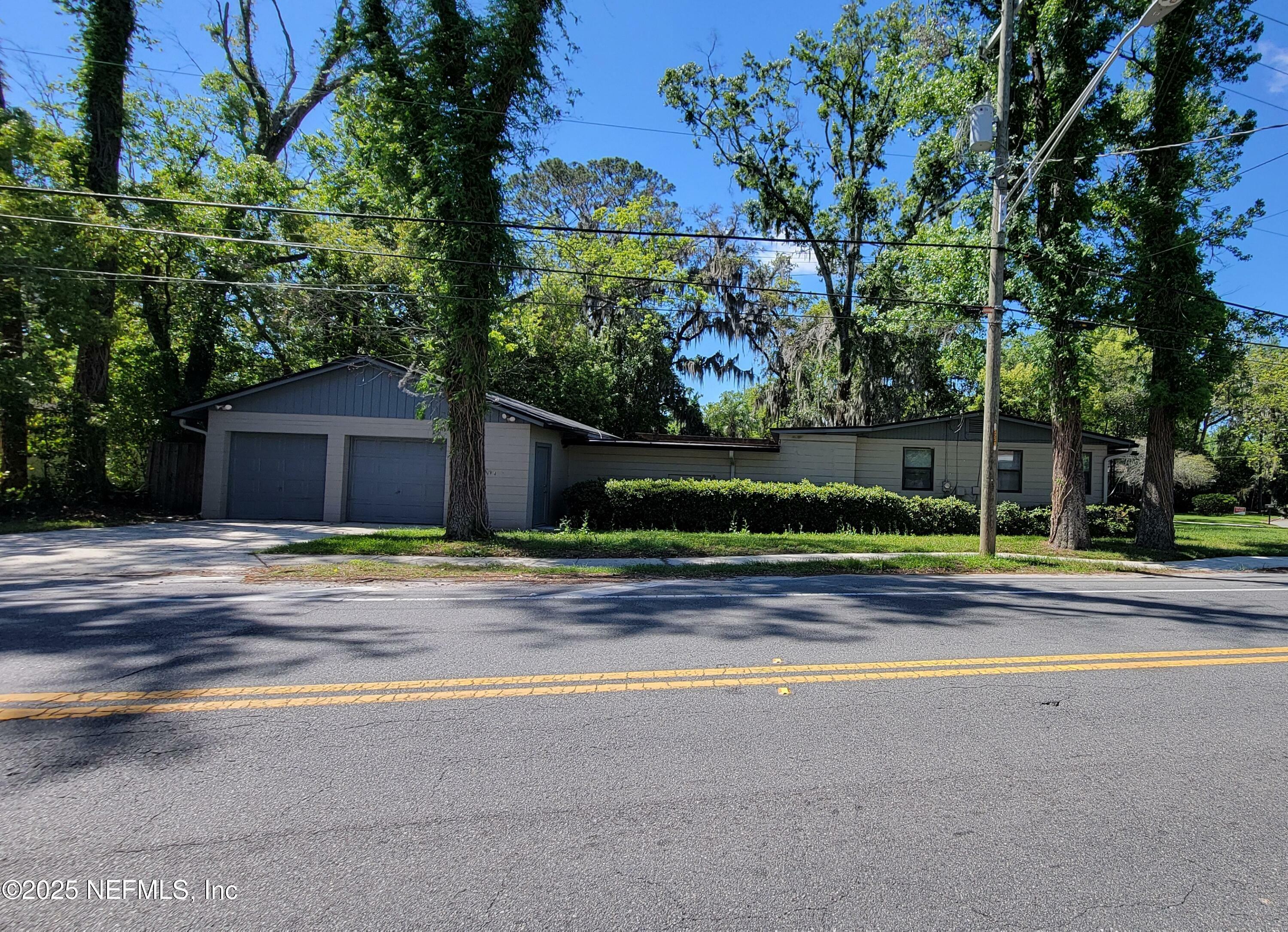 Property Photo: 1003 Brierfield Drive FL 32205