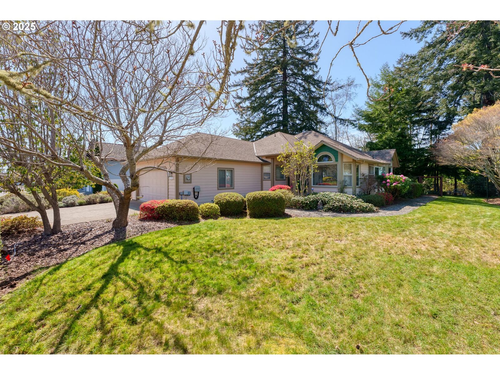 Property Photo: 930 Timberline Dr OR 97415