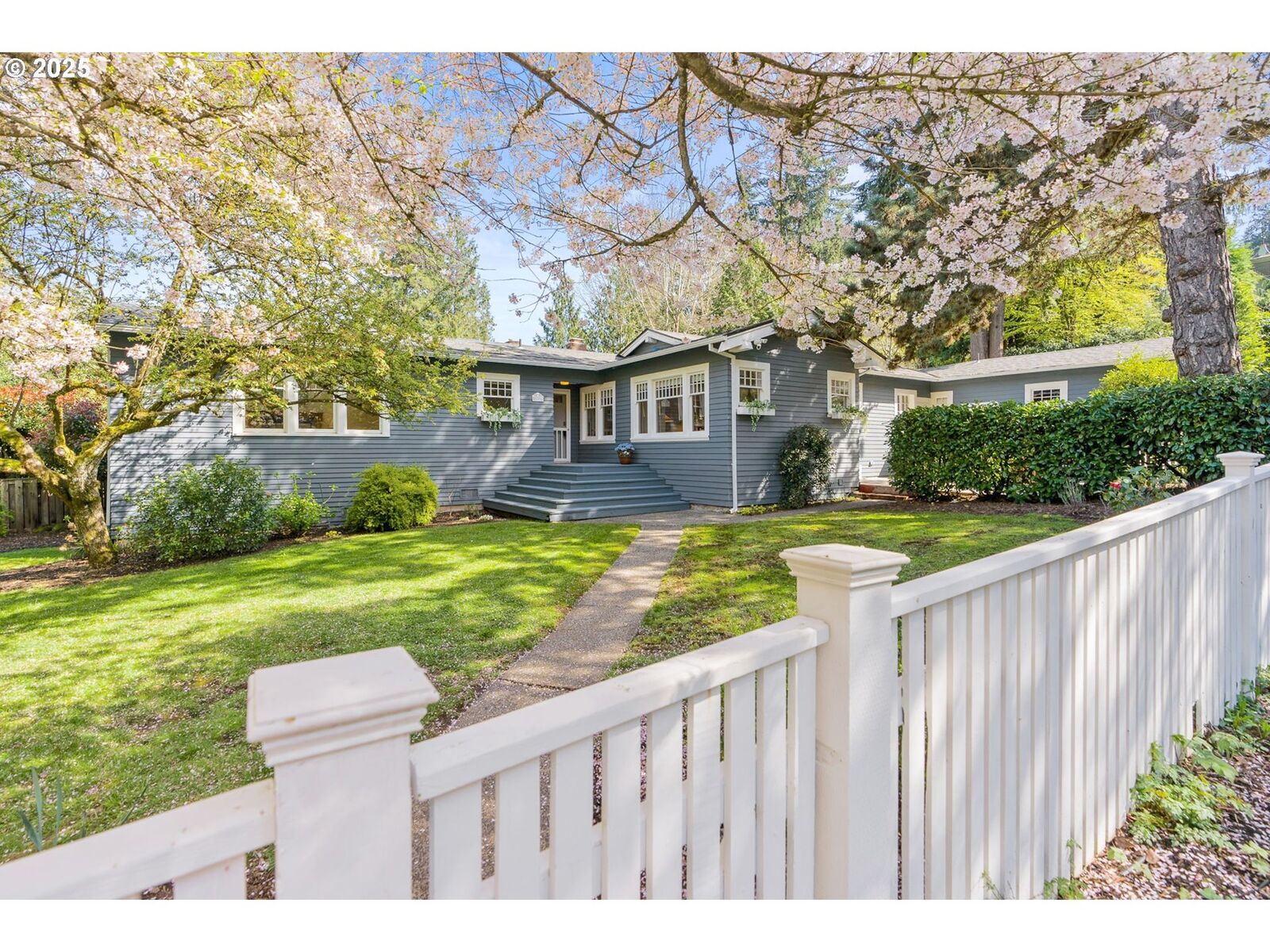Property Photo: 1806 S Riverdale Rd OR 97219