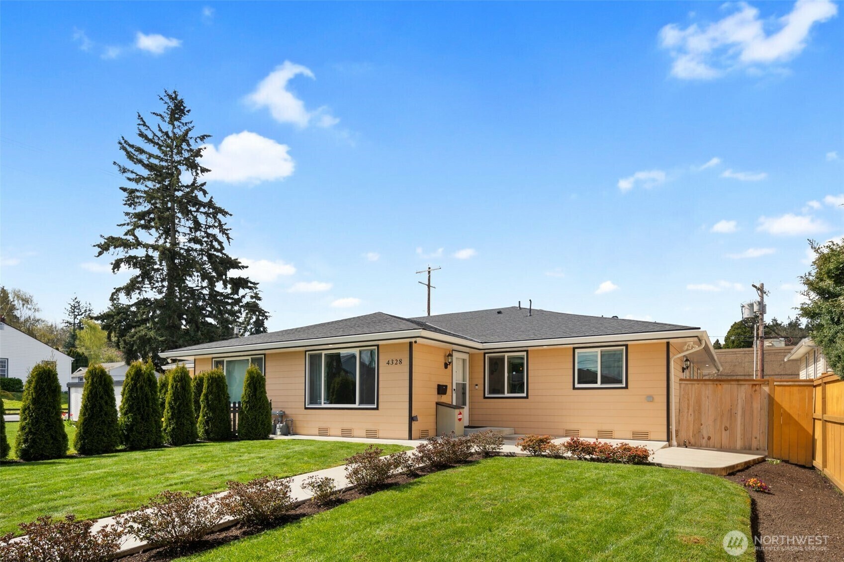 Property Photo: 4328 Hoyt Avenue WA 98203