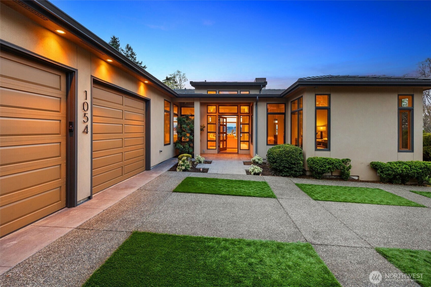 Property Photo: 1054 Waverly Way WA 98033