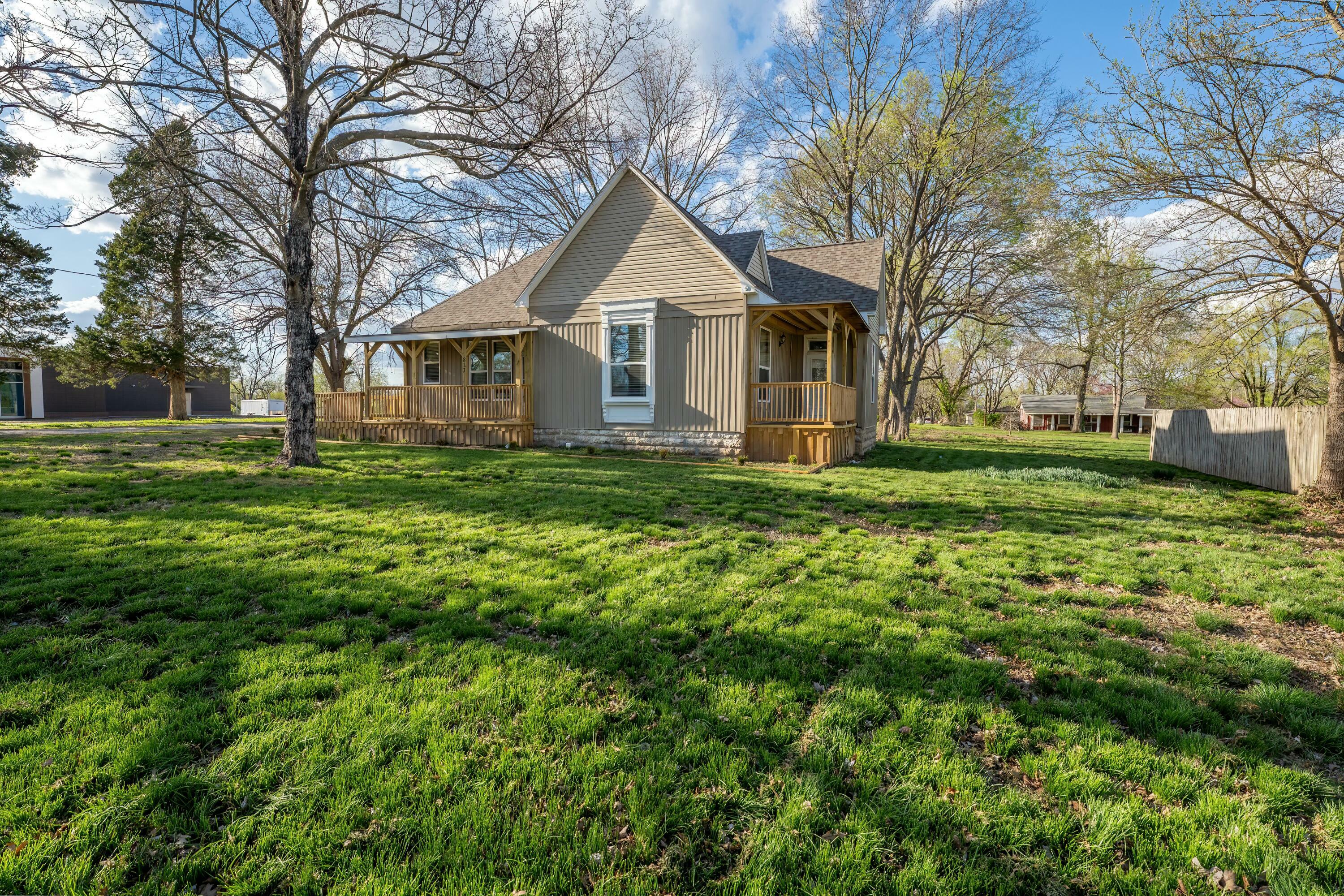 Property Photo: 813 W Main Street MO 65622